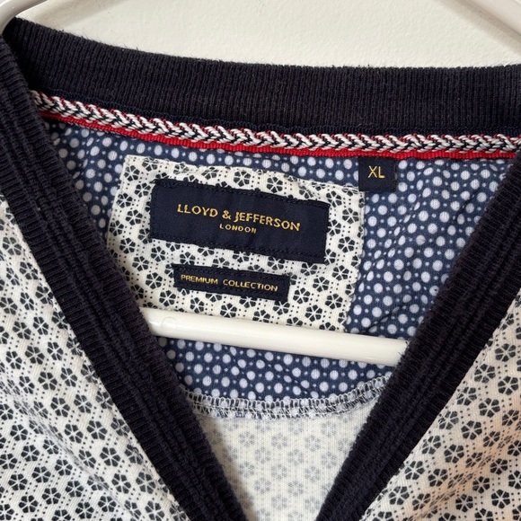 🎉4/30$🎉 Men's Black and White Patterned Short Sleeve Tee - Picture 2 of 4